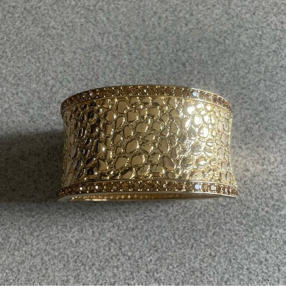Vintage Iman Hammered Gold Plated Wide Cuff/ Hinge Bracelet - Picture 7 of 14